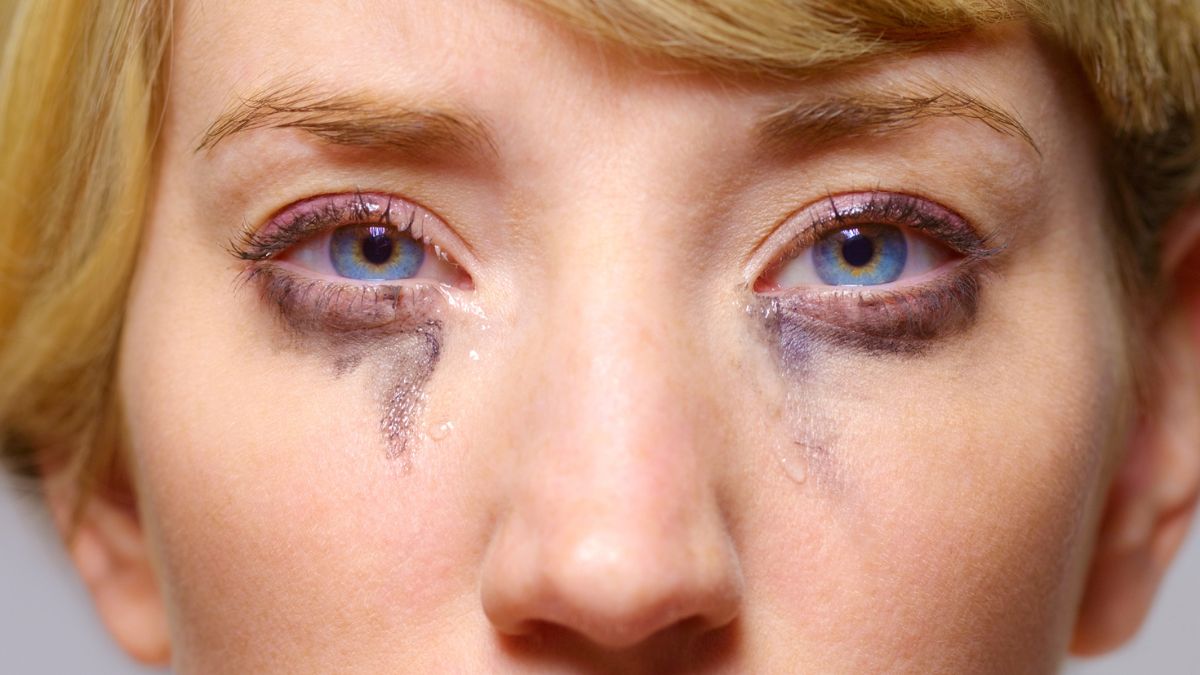Kobieta z rozmazanym tuszem do rzęs