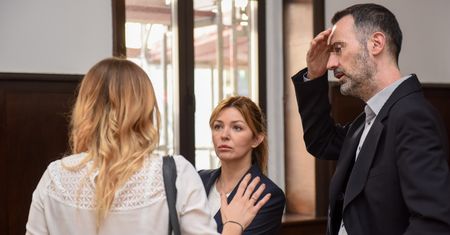 Rozwód Waldusia Kiepskiego: Zadowolony Żukowski zasłania twarz przed dziennikarzami (ZDJĘCIA)