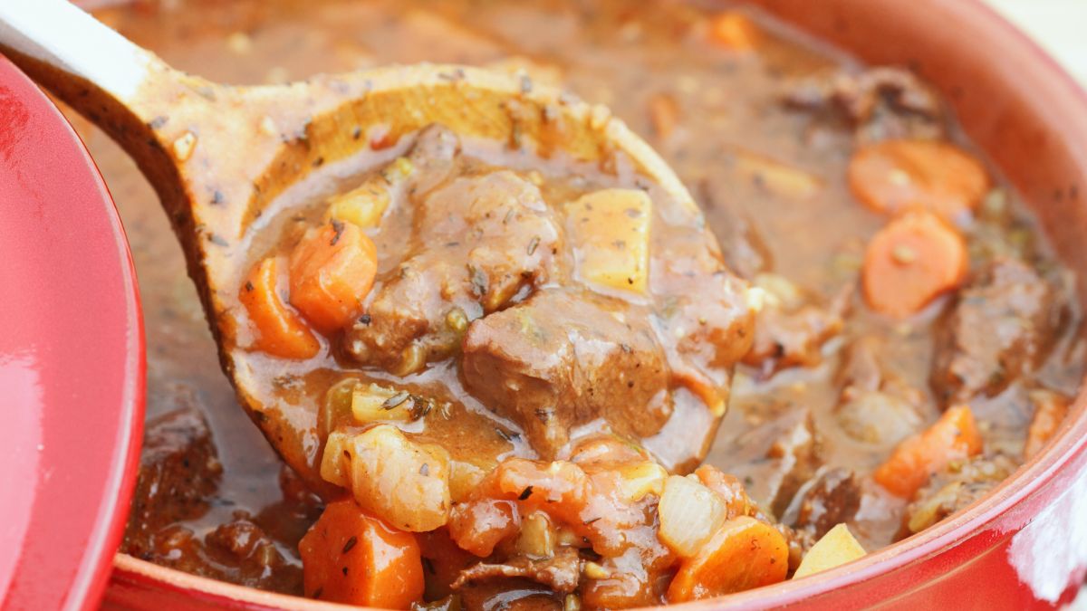 Gulasz z dziczyzny ma głęboki smak