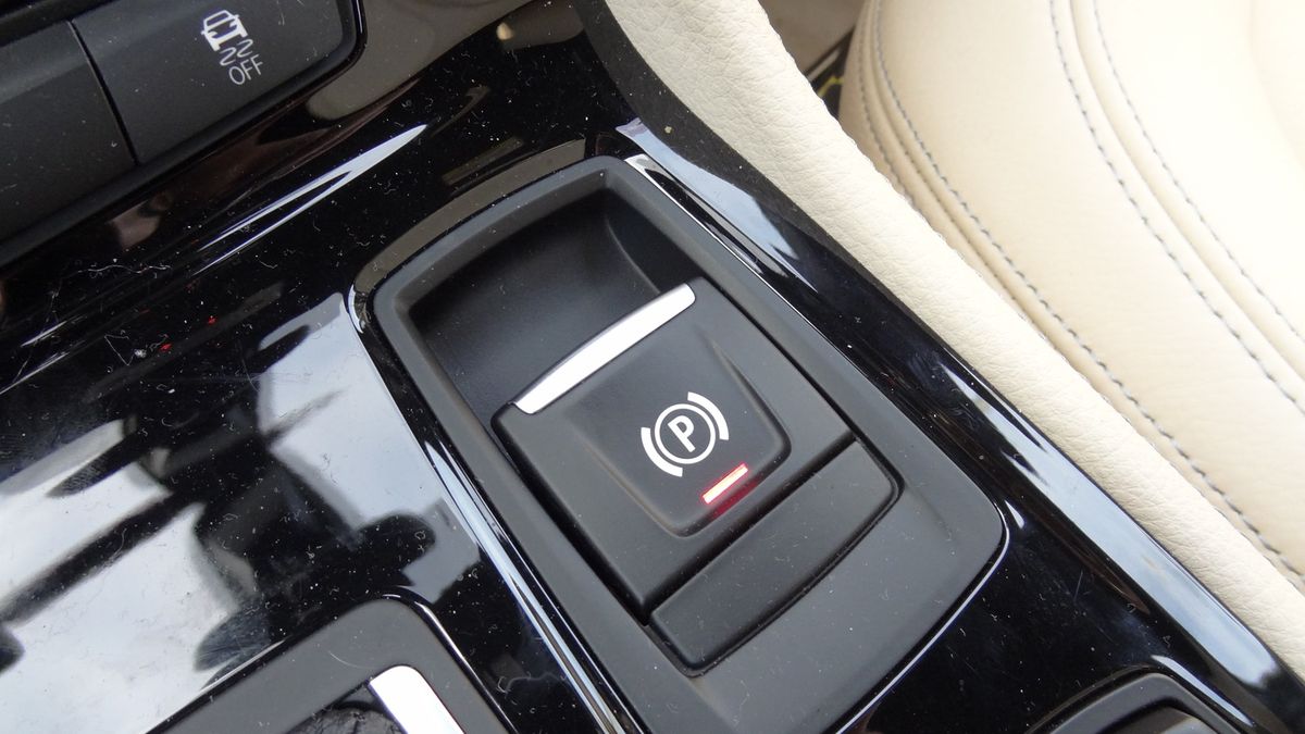 Elektryczny hamulec ręczny ma sporo zalet, ale też wady.