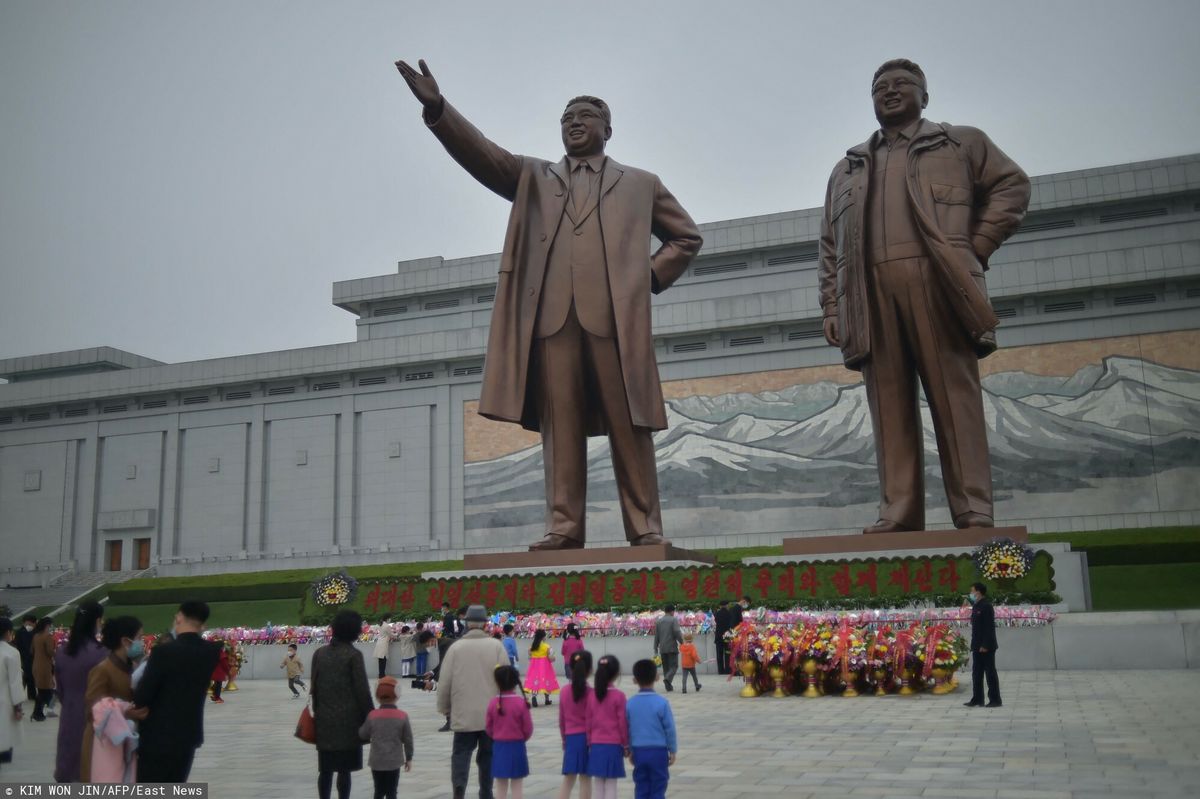 Pomniki zmarłych przywódców Korei Północnej Kim Il Sunga i Kim Dzong Ila na Wzgórzu Mansu