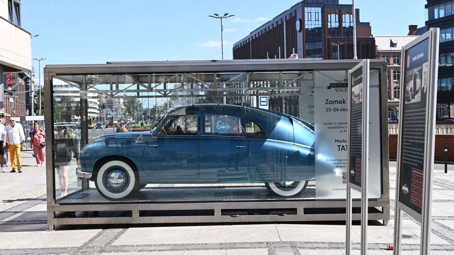 Promocja imprezy MotoClassic na zamku Topacz, na wejściu do Rynku stanęła czeska tatra z 1950