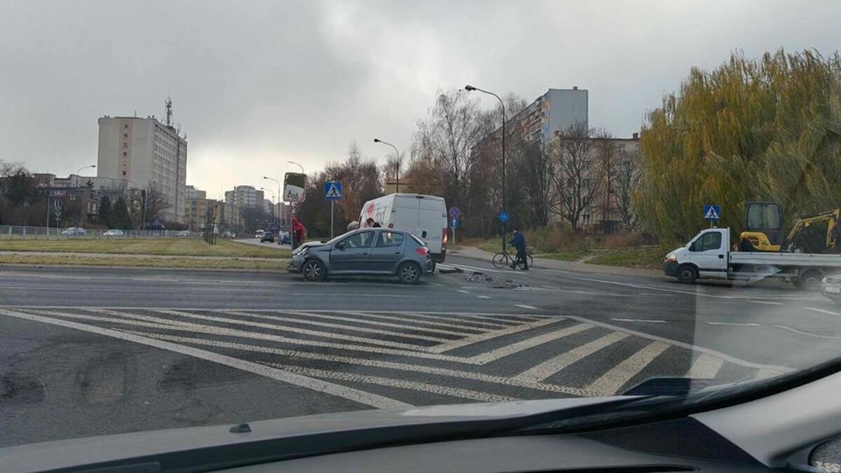 Zderzenie busa kurierskiego z peugeotem na rondzie przy Makro