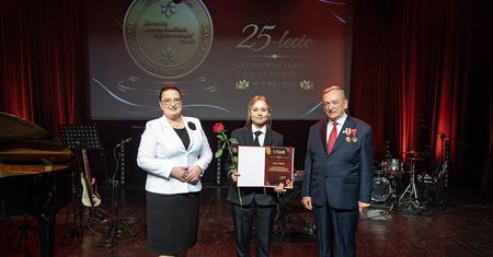 500. pilot ukończył szkolenie lotnicze w PANS w Chełmie. Symboliczne wyróżnienie dla studentki pilotażu śmigłowcowego