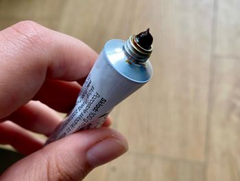 Babcie dobrze ją znały. Kultowa maść "wyciągnie" pryszcze w jedną noc