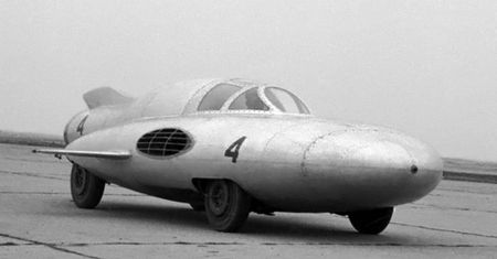 GAZ-SG3 to radziecki samochód odrzutowy, który miał pokonać barierę 700 km/h