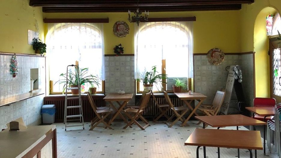 Warszawa. Bar mleczny "Pod Barbakanem" pamięta czasy odbudowy z ruin warszawskiej starówki. Powinien, zdaniem konserwatora zabytków, był pieczołowicie chroniony w takim wystroju, jaki powstał w tamtym czasie (BSKZ)
