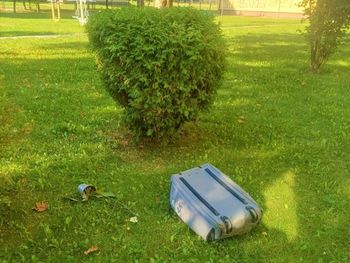 Oświęcim: Walizki i doniczka wyleciały z okna. Mężczyzna tłumaczył, że się zdenerwował