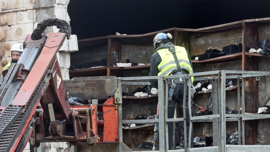 Rozbiórka spalonego archiwum UMK Kraków