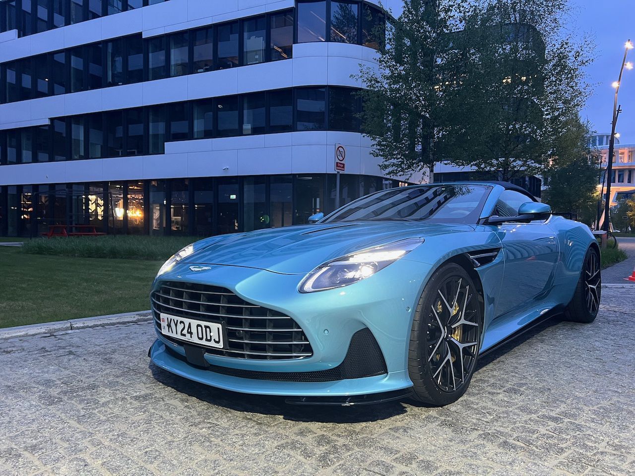 Aston Martin DB12 Volante