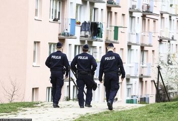 Policjanci jak listonosze. "Dostajemy takich zleceń zatrzęsienie"