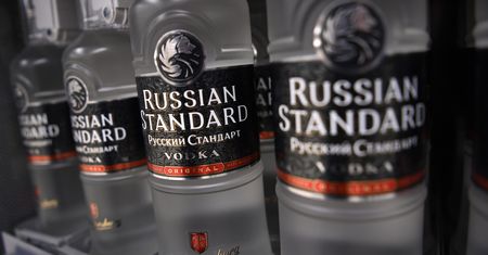Już sześć brytyjskich sieci supermarketów wycofało z asortymentu rosyjską wódkę