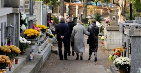 Czy na L4 można iść na cmentarz? Kluczowa jest jedna cyfra