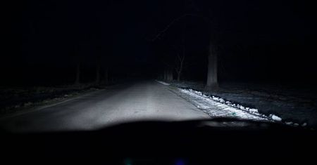Zdjął buty, skarpety i sweter, po czym położył się spać na środku jezdni