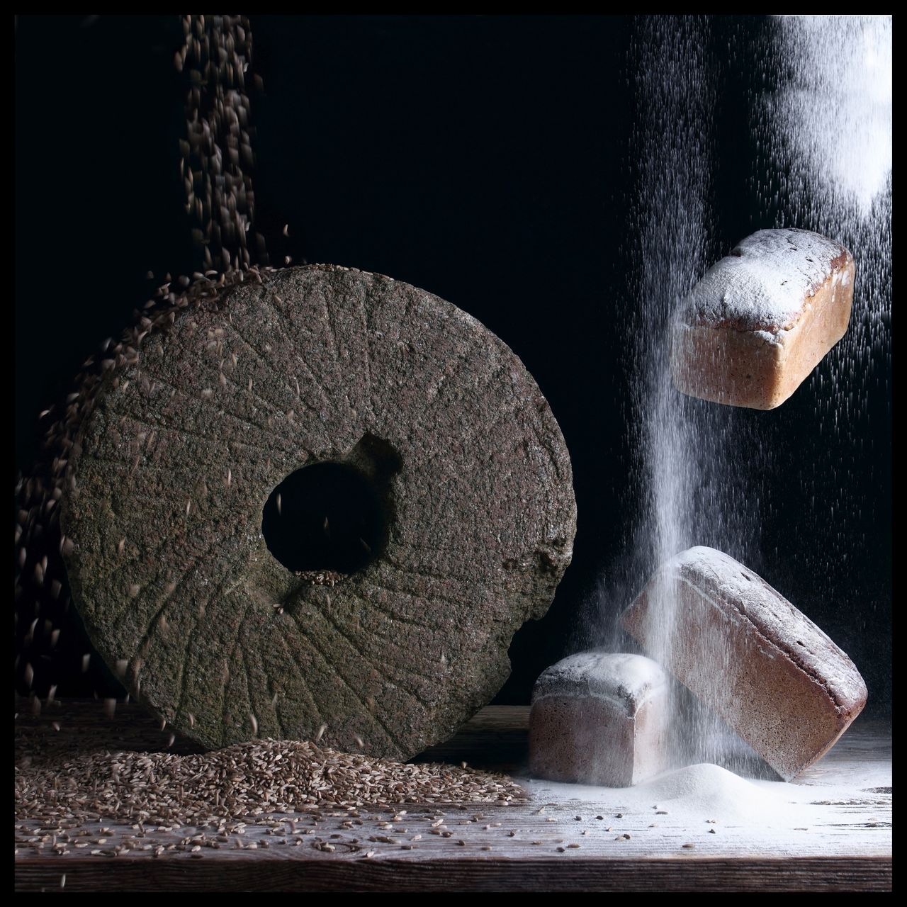 Autor projektu "Flying food", Bogdan Wańkowicz, pochodzi z Gdyni. Jego przygoda z fotografią zaczęła się już w latach dziewięćdziesiątych, w szkole średniej. Na codzień pracuje jako fotoedytor, dzięki czemu codziennie styka się z fotografią.