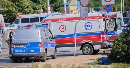 Pijany mężczyzna rozbił głowę o chodnik. Potrzebna była pomoc medyczna