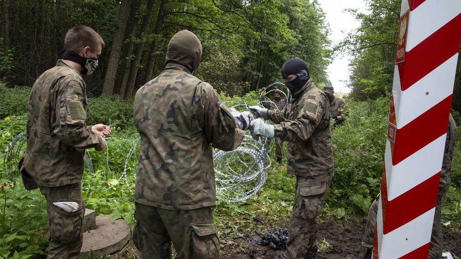 Uk?adanie drutu kolczastego na granicy polsko-bia?oruskiej21.08.2021 Grzybowszczyzna kolo Usnarz Gorny wojsko uklada drut kolczasty wzdloz granicy Polsko-Bialoruskiej  fot Marek Maliszewski/REPORTERMarek Maliszewski/REPORTER