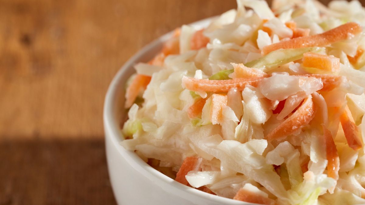 Surówka colesław w białej miseczce