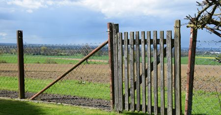 Sąsiad zrobił furtkę na twoją działkę? Tak możesz legalnie zablokować nielegalne przejście