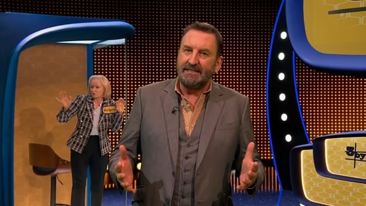 Lee Mack jako prowadzący "3 na 3"