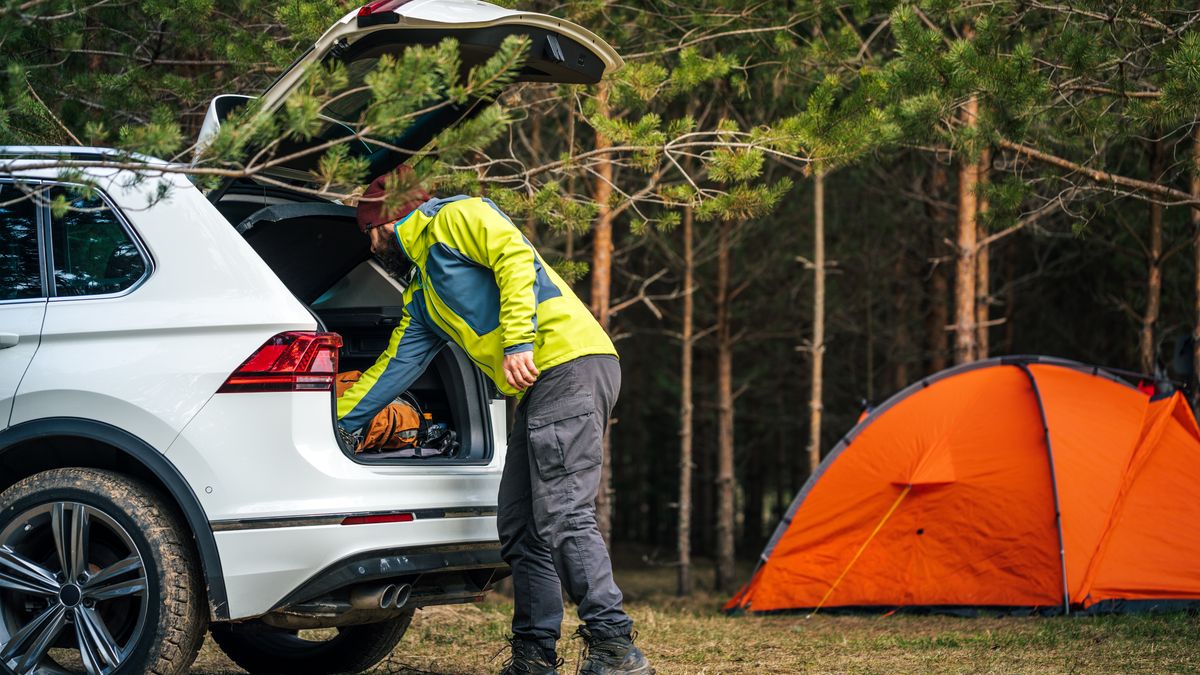 Schował teslę w namiocie, bo chciał zaoszczędzić na ładowaniu