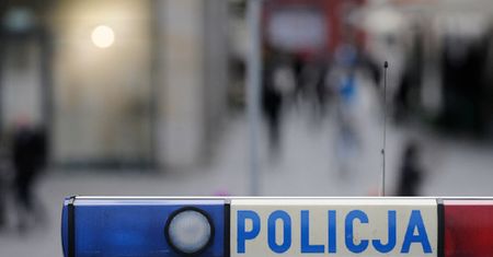 Kompletnie pijana leżała na przy drodze. Siedziało przy niej małe dziecko