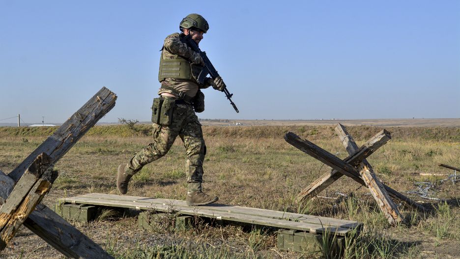 Russian contract servicemen attend a military training of the assault units at a ground training range in the Rostov-on-Don region in southern Russia, 04 October 2024. Russian troops have taken control of the Ukrainian town of Ugledar and five other settlements in the special military operation zone in a week, the Russian Defense Ministry reports. EPA/ARKADY BUDNITSKY Dostawca: PAP/EPA.