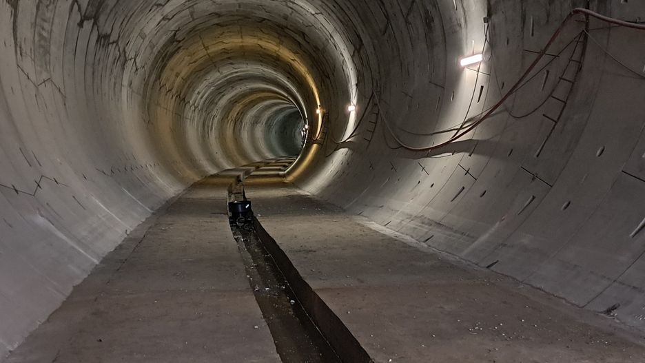 Wnętrze tunelu nadaje się do przebywania ludzi, mogłoby się tutaj zmieścić nawet 30 tysięcy osób