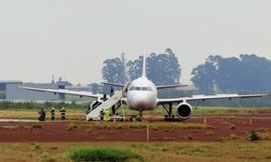 Airbus A320 wypadł z pasa podczas lądowania. Ewakuacja pasażerów