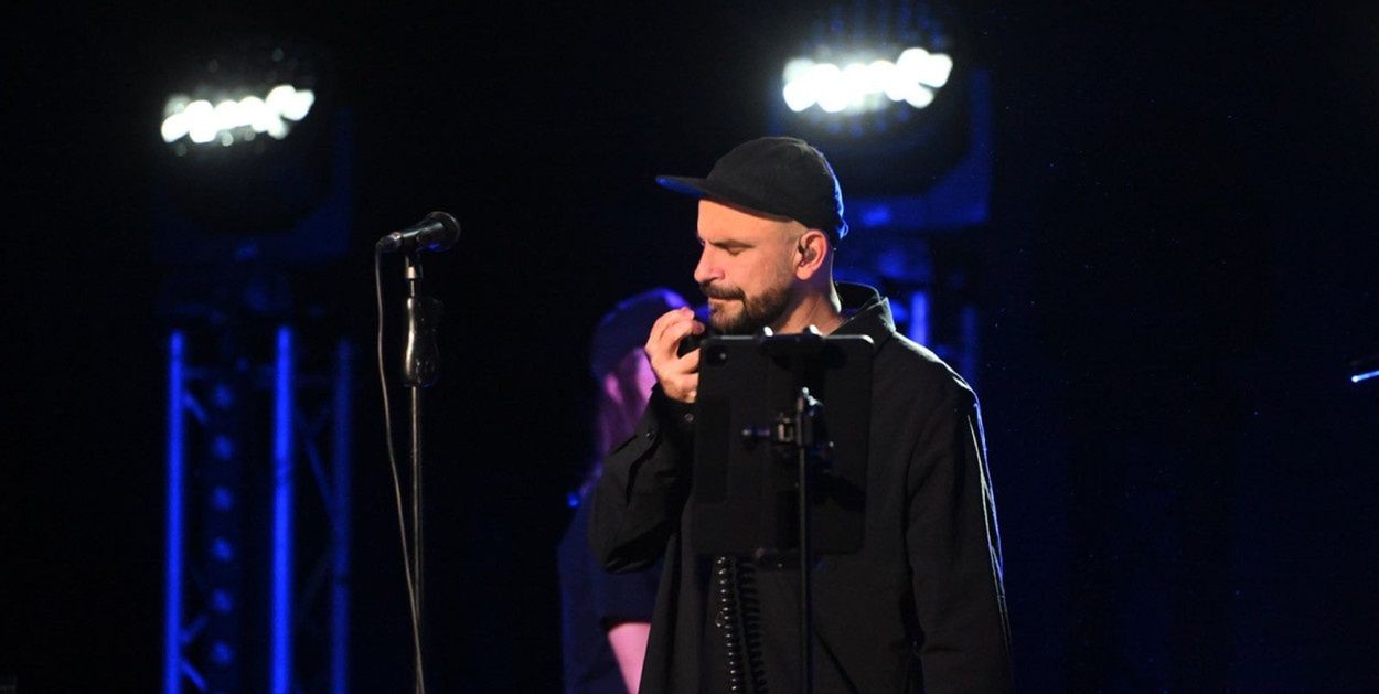 Legnica: Koncert Fisz i Emade. Publiczność w Maneżowej w swoim żywiole