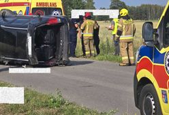 Auto wypadło z drogi i dachowało. W środku pięcioro dzieci
