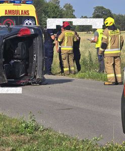 Auto wypadło z drogi i dachowało. W środku pięcioro dzieci