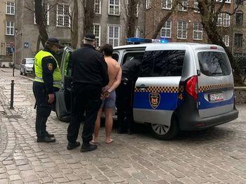 Popis turysty w centrum Gdańska. Przechodnie stali i patrzyli