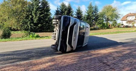 Zignorował znak „STOP”, szybko tego pożałował. Jego bus po chwili leżał już na boku [ZDJĘCIA]