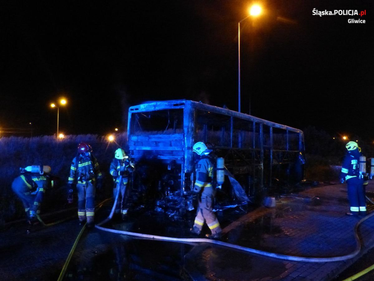 Autokar doszczętnie spłonął, a wraz z nim wszystkie bagaże