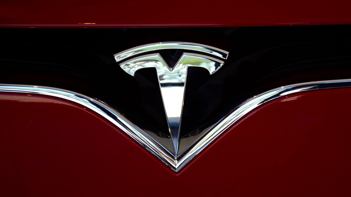 Tesla wychodzi lepiej na kryptowalutach, niż na sprzedaży aut /fot. GettyImages