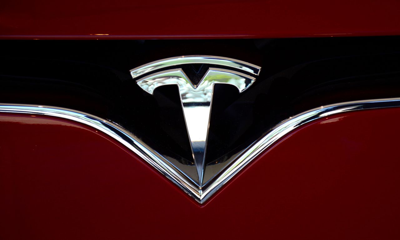 Tesla wychodzi lepiej na kryptowalutach, niż na sprzedaży aut /fot. GettyImages