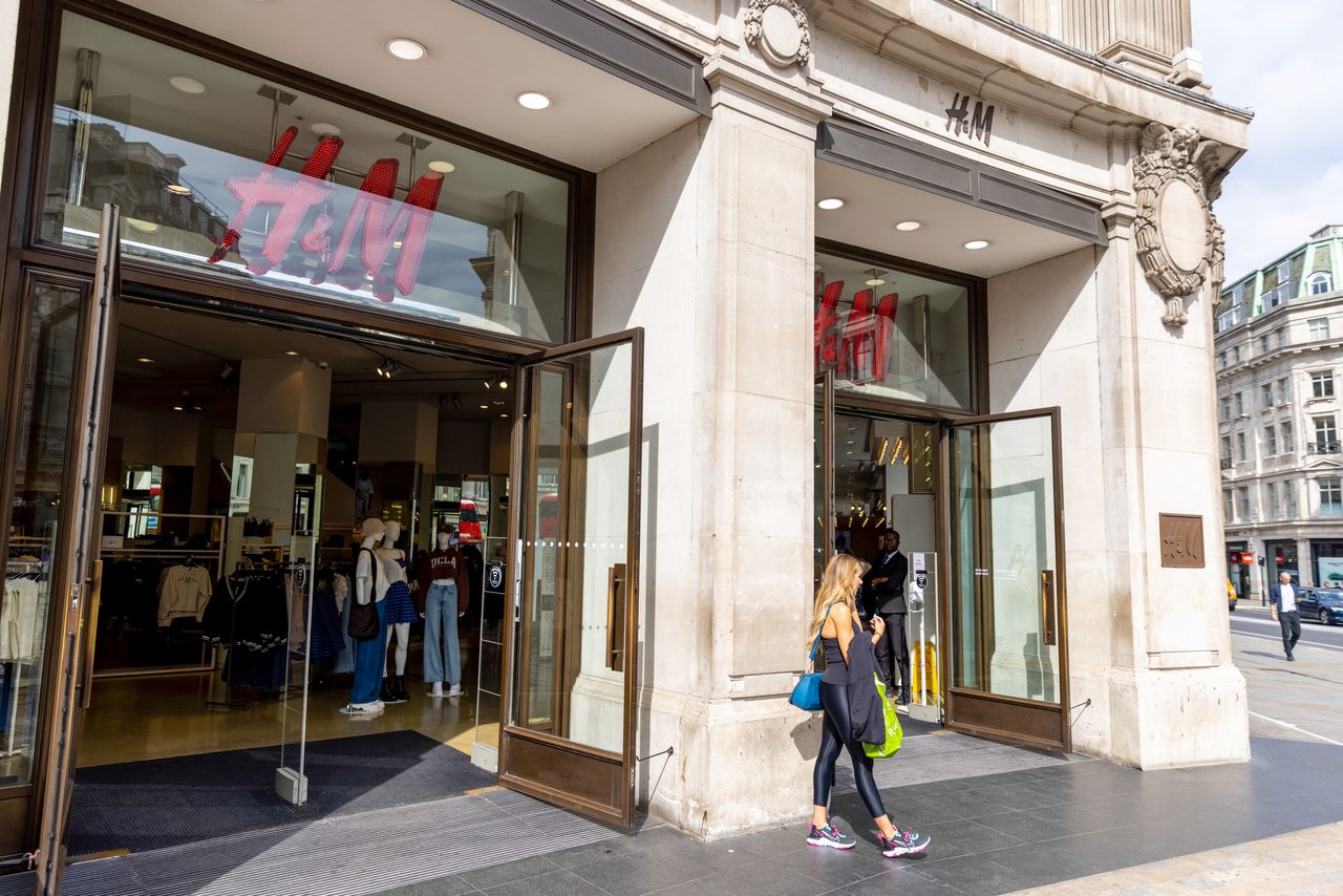 H&M przeprasza i usuwa materiały z kontrowersyjnym hasłem reklamowym