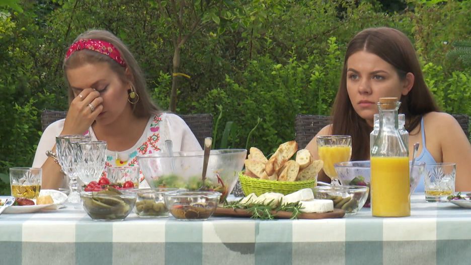 Roksana i Ola na grillu u Stanisława. Chwilami sceny z "Rolnika" przypominają nudny polski film ze złymi dialogami