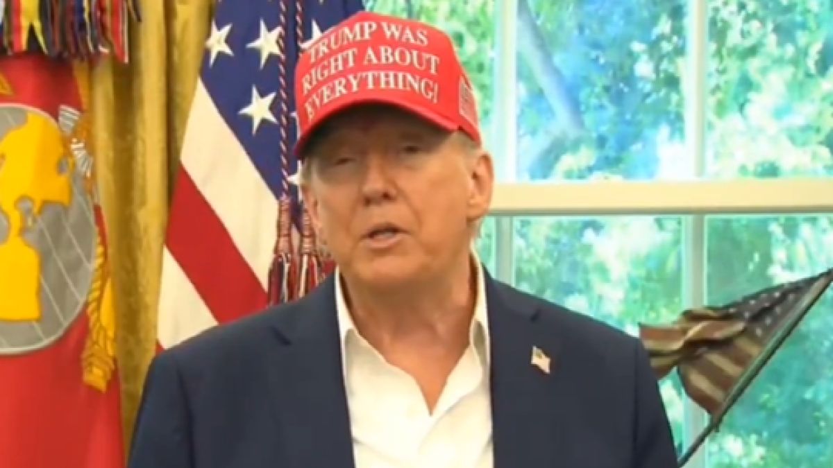 Prezydent Trump wystąpił w czapce  z wymownym napisem