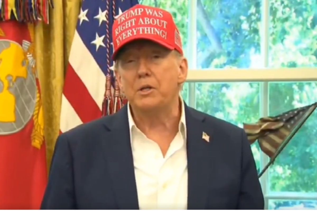 Donald Trump wystąpił w takiej czapce. Wymowny napis