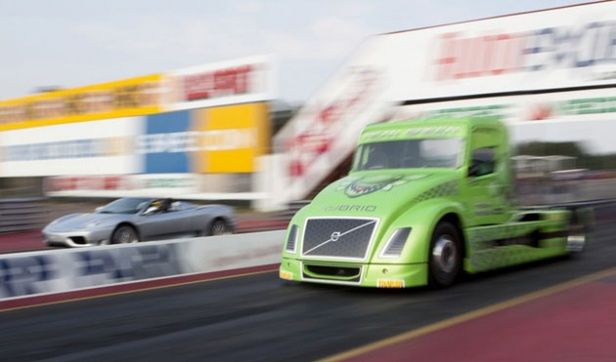 Ciężarówka Volvo Mean Green vs Ferrari 360 [wideo]