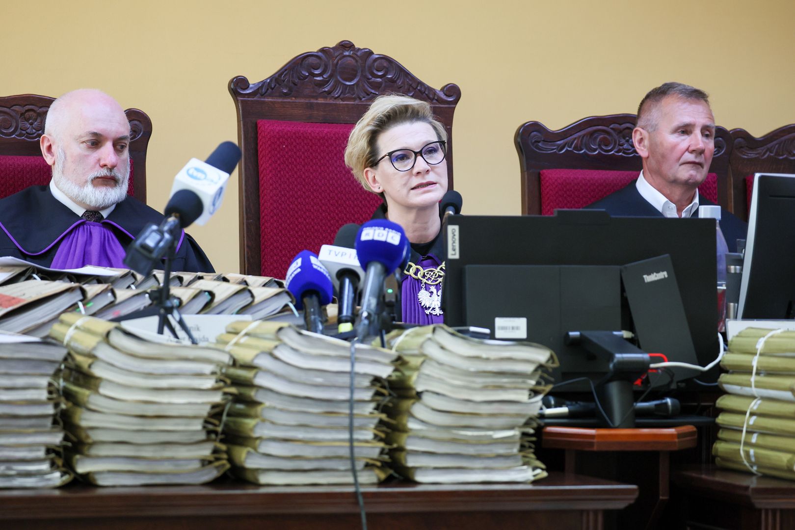 Płock, 18.06.2025. Sędzia Justyna Wawrzyńczak (C) na sali Sądu Okręgowego w Płocku, 18 bm. Sąd Okręgowy w Płocku uniewinnił głównego z pięciu oskarżonych w procesie dotyczącym uprowadzenia i zabójstwa Krzysztofa Olewnika.(amb) PAP/Leszek Szymański