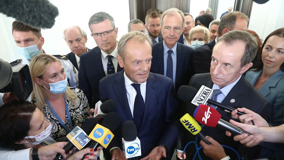 Donald Tusk odpowiada na pytania dziennikarzy w Senacie