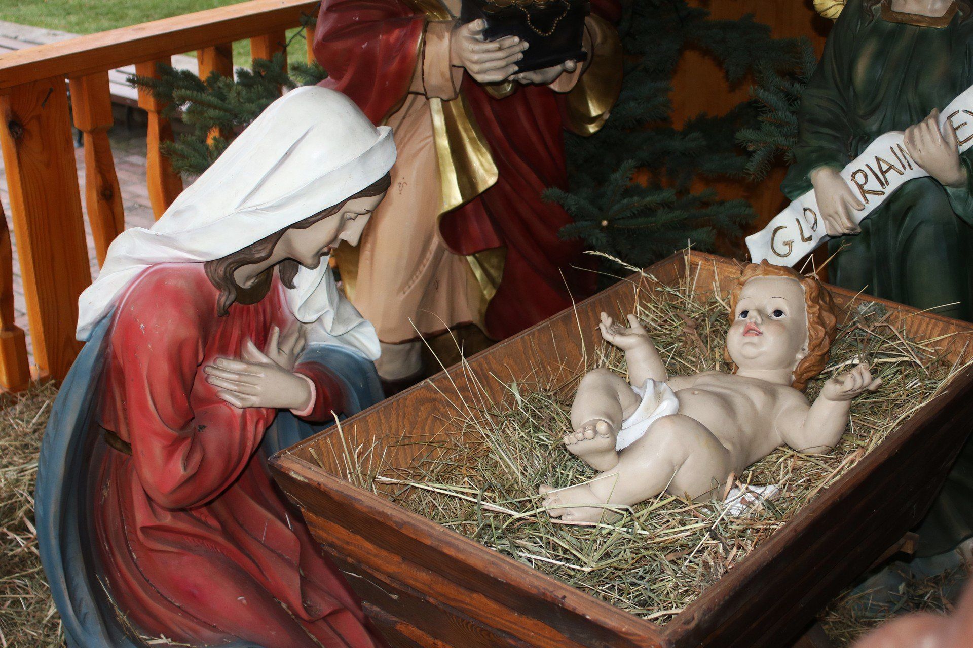 Szopka bożonarodzeniowa w Zamościu. Obok stanęła duża choinka oraz świąteczne dekoracje