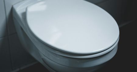 Czterolatka ofiarą bezmyślnego żartu. Ktoś wysmarował sedes klejem