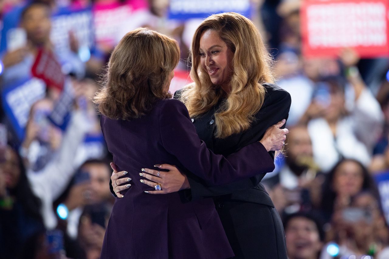 US Vice President and Democratic presidential nominee Kamala Harris (L) embraces American singer Beyonce (R) during a campaign rally at the Shell Energy Stadium in Houston, Texas, USA, 25 October 2024. Harris is running against former US president and Republican presidential nominee Donald Trump and the United States will hold its election on 05 November 2024. EPA/CARLOS RAMIREZ Dostawca: PAP/EPA.