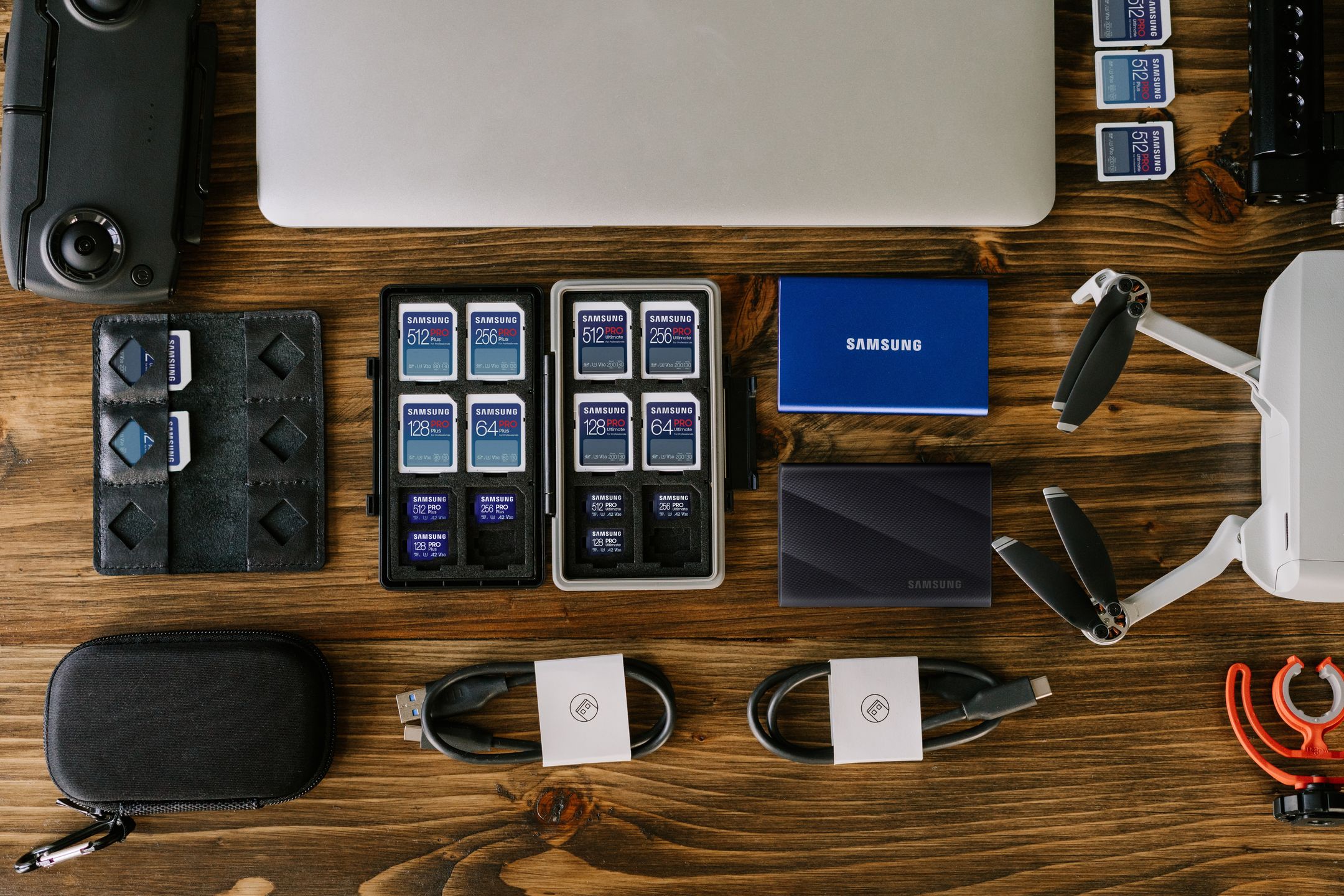 Grafika, na której widać ułożone na blacie pamięci masowe Samsung, w tym nowy dysk zewnętrzny Samsung T9