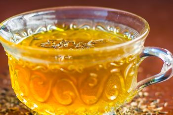 Zalej 1 łyżeczkę i pij codziennie. Pomoże obniżyć ciśnienie, a cukier nie będzie skakał