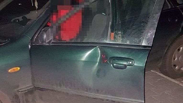 Autostopowicz uszkodził drzwi w jednym z pojazdów.